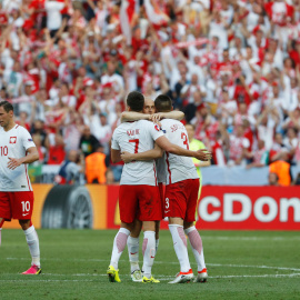 Los jugadores de Polonia celebran su victoria ante Irlanda del Norte. /REUTERS