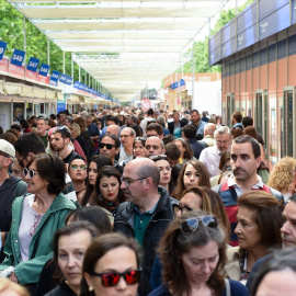 Numerosas personas asisten a la Feria del Libro de Madrid 2023, a 27 de mayo de 2023.