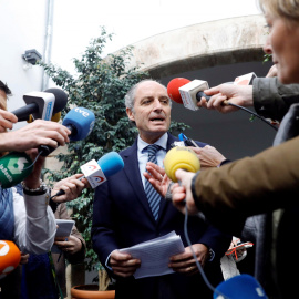 El expresident de la Generalitat Francisco Camps hace declaraciones a los medios a su salida del Consell Juridic Consultiu.EFE/ Kai Forsterling