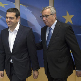 El primer ministro griego Alexis Tsipras junto con el presidente de la Comisión Europea, en el comienzo de la cumbre extraordinaria celebrada este lunes. EFE