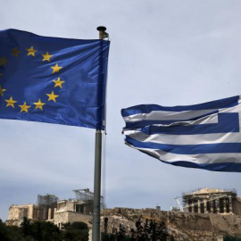Banderas de grecia y de la UE con la Acrópolis de Atenas al fondo. REUTERS