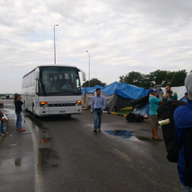 Comienza la llegada de autobuses al campamento de Eko para el desalojo de los refugiados. @ares_masip