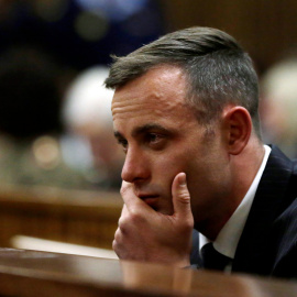 El alteta paralímpico Oscar Pistorius, en el momento de conocer la sentencia por el asesinato de su novia. REUTERS/Themba Hadebe