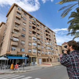 Vista del edificio de la calle Huerto Manu de Murcia, desde donde una mujer de 37 años se ha tirado desde un sexto piso con su hijo de 4 años en brazos. /EFE