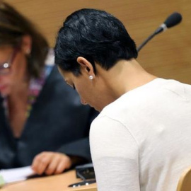 La mujer condenada por matar a su pareja en Arinaga, en una de las sesiones del juicio. EFE