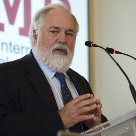 El comisario de Energía y Cambio Climático de la UE, Miguel Arias Cañete, durante su intervención enla inauguración del Curso de la UIMP y la APIE "Qué hemos aprendido de la crisis", celebrado esta mañana en el Palacio de La Magdalena, en S