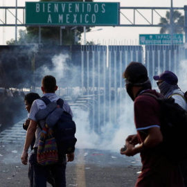 La caravana de migrantes rompe la valla que separa Guatemala de México. Reuters