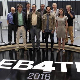 Los asesores de los líderes políticos, de Podemos, Irene Montero (2d); del PSOE, Antonio Hernando (4i); del PP, Jorge Moragas (2i), y de Ciudadanos, Fernando de Páramo (4d) posan en el plató donde se celebrará el debate a cuatro. /EFE