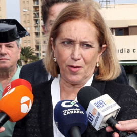 La delegada del Gobierno en Canarias, Mercedes Roldós, atiende a los medios de comunicación durante la presentación de las motos de la Guardia Civil en Las Palmas. EFE/Elvira Urquijo A.