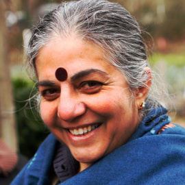 La autora de '¿Quién alimenta realmente al mundo?', Vandana Shiva. Fotografía cedida por la editorial, Capitán Swing.