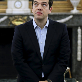 El primer ministro griego Tsipras, durante la ceremonia de la jura de los nuevos ministros de su gobierno en el palacio presidencial de Atenas. /REUTERS