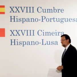 Mariano Rajoy, en su llegada a la cumbre con el presidente portugués Passos Coelho. REUTERS