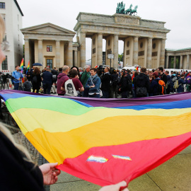 Concentración en apoyo a las víctimas de la masacre en Orlando contra el colectivo LGTB frente a la sede de la embajada de los EEUU en Berlín, Alemania.- REUTERS