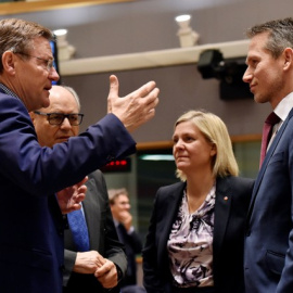 El ministro de Finanzas de Bélgica, Johan Van Overtveldt, conversa con el de Malta, Edward Scicluna, la ministra de  de Suecia, Magdalena Andersson y el de Dinamarca, Kristian Jensen, durante una reunión de ministros de Finanzas de la Unión