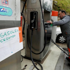 Escasez de combustible en una gasolinera de Oporto (Portugal). Reuters