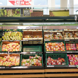 La fruta se muestra a la venta dentro de un supermercado en Londres. Reuters