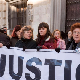 Marianela Olmedo (2d), mujer y madre de las víctimas del doble crimen de Almonte (Huelva) y Ruth Ortíz, madre de dos niños asesinados por José Bretón, piden la reapertura del juicio por el crimen de Almote.