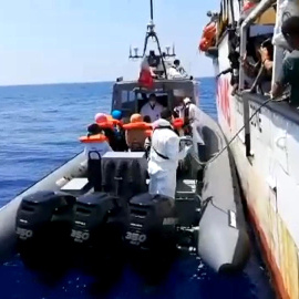 12/08/2019.- Imagen tomada de un vídeo facilitado por Open Arms del momento en que varios migrantes son evacuados. EFE/Open Arms
