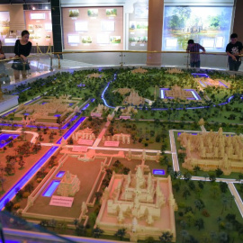 Varias personas observan las maquetas de templos de Angkoren un museo camboyano. AFP/ TANG CHHIN SOTHY
