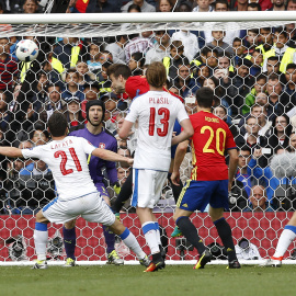 Momento en el que Piqué marca el gol de España. /REUTERS
