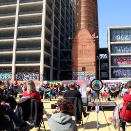 Un moment de l'acte 'Per la majoria' celebrat als jardins de les Tres Xemeneies de Barcelona.