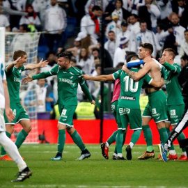 Los jugadores del Leganés celebran su pase a las semifinales de la Copa del Rey tras derrotar al Real Madrid en el encuentro que han disputado esta noche en el estadio Santiago Bernabéu, en Madrid. EFE /Juanjo Martín.