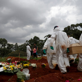Entierro de una víctima de la covid-19 este jueves en el cementerio Viola Formosa en Sao Paulo (Brasil).