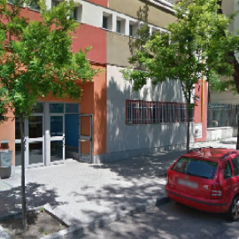 Fachada del Centro de Acogida Municipal Para Personas Sin Hogar San Isidro. / Maps