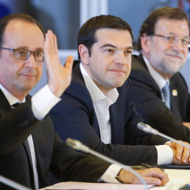 El presidente francés, François Hollande, junto al primer ministro griego, Alexis Tsipras, y el presidente español, Mariano Rajoy.- Olivier Hoslet (EFE)