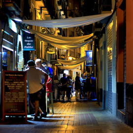 La visibilidad del alcohol en lugares públicos normaliza y fomenta su consumo, especialmente entre las poblaciones más jóvenes. / Pixabay