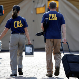 Investigadores del FBI llegando a la escena del crimen tras el tiroteo en el club gay Pulse de Orlando. REUTERS/Jim Young