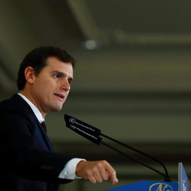 El presidente nacional de Ciudadanos, Albert Rivera, durante su intervención en la que presenta al portavoz de Ciudadanos en la Asamblea de Madrid, Ignacio Aguado, en un desayuno informativo. /EFE