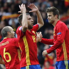 Iniesta y Jordi Alba celebran el gol junto a Piqué. /EFE