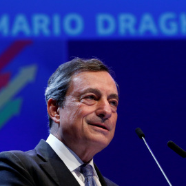 El presidente del Banco Central Europeo ( BCE )  , Mario Draghi, pronuncia un discurso en el Foro Económico de Bruselas.- REUTERS / Francois Lenoir