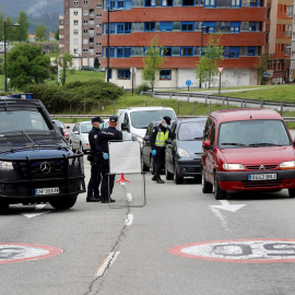 Imagen de archivo de un control de Policía para vigilar las limitaciones que impone el estado de alarma. - EFE