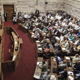 Alexis Tsipras pronuncia un discurso en la reunión que mantuvo hace dos semanas con los diputados de Syriza para explicarles la marcha de las negociaciones. EFE