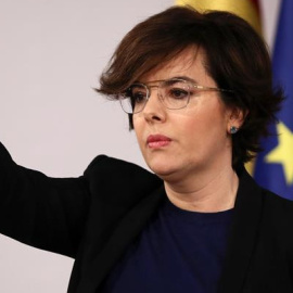 La vicepresidenta del Govern central, Soraya Sáenz de Santamaría, en la seva compareixença a la Moncloa aquest dijous. / EFE