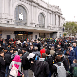 Decenas de personas hacen cola para entrar en la Conferencia Mundial de Desarrolladores de Apple 2016 en San Francisco , California , EUUU.- REUTERS / Stephen Lam