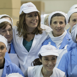La presidenta andaluza, Susana Díaz, posa con las trabajadoras de una fábrica de mantecados de la localidad sevillana de Estepa. EFE/Julio Muñoz