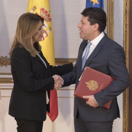 La presidenta de la Junta de Andalucía, Susana Díaz, saluda al ministro principal de Gibraltar, Fabián Picardo.