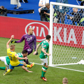 Momento en el que Ciaran Clark remata de cabeza hacia su portería ante la llegada del sueco Larsson. /REUTERS