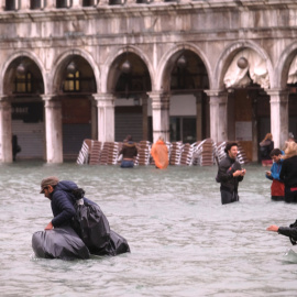 Cruzar la plaza de San Marcos solo es apto para nadadores/as. REUTERS/Manuel Silvestri