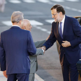 El presidente del Gobierno en funciones y del PP, Mariano Rajoy (d), saluda al realizador Fernando Navarrete (2i), ante el presidente de la Academia de la Televisión, Manuel Campo Vidal (i), a su llegada al Palacio Municipal de Congresos de