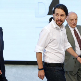 El candidato por Unidos Podemos a la presidencia del Gobierno, Pablo Iglesias (c), acompañado por el presidente de la Academia de la Televisión, Manuel Campo Vidal (i), y el realizador Fernando Navarrete (d), a su llegada al Palacio Municip