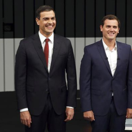 El presidente del Gobierno en funciones y del PP, Mariano Rajoy (i), el líder del PSOE, Pedro Sánchez (2i), el presidente de Ciudadanos, Albert Rivera (2d), y el secretario general de Podemos, Pablo Iglesias (d), en el plató momentos antes 