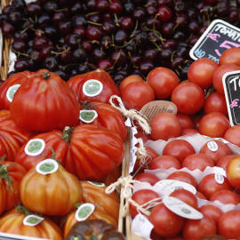 Tomates y cerezas en un mercado. E.P./ Eduardo Parra