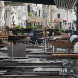 Vista de la terraza destrozada durante una tormenta del hotel London en el muelle de San Marco en Venecia. /EFE