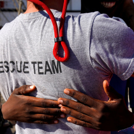 Un migrante se abraza a uno de los activistas de la ONG Proactiva Open Arms. REUTERS/Juan Medina