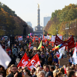 Los manifestantes participan en una protesta para promover la independencia energética de Rusia, en medio de la subida vertiginosa de los precios de la energía , en Berlín, Alemania, el 22 de octubre de 2022
