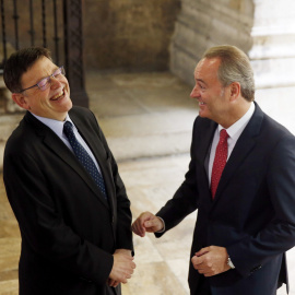 El presidente en funciones de la Generalitat, Alberto Fabra,c con el candidato a sucederle en el cargo, el socialista Ximo Puig, en el Palau de la Generalitat para abordar el traspaso de poderes. EFE/Kai Försterling